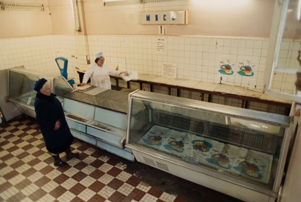 04 Oct 1990, Moscow, USSR --- Customer at Empty Meat Market Reuters/Staff BEST QUALITY AVAILABLE - RTR1ZVYP
